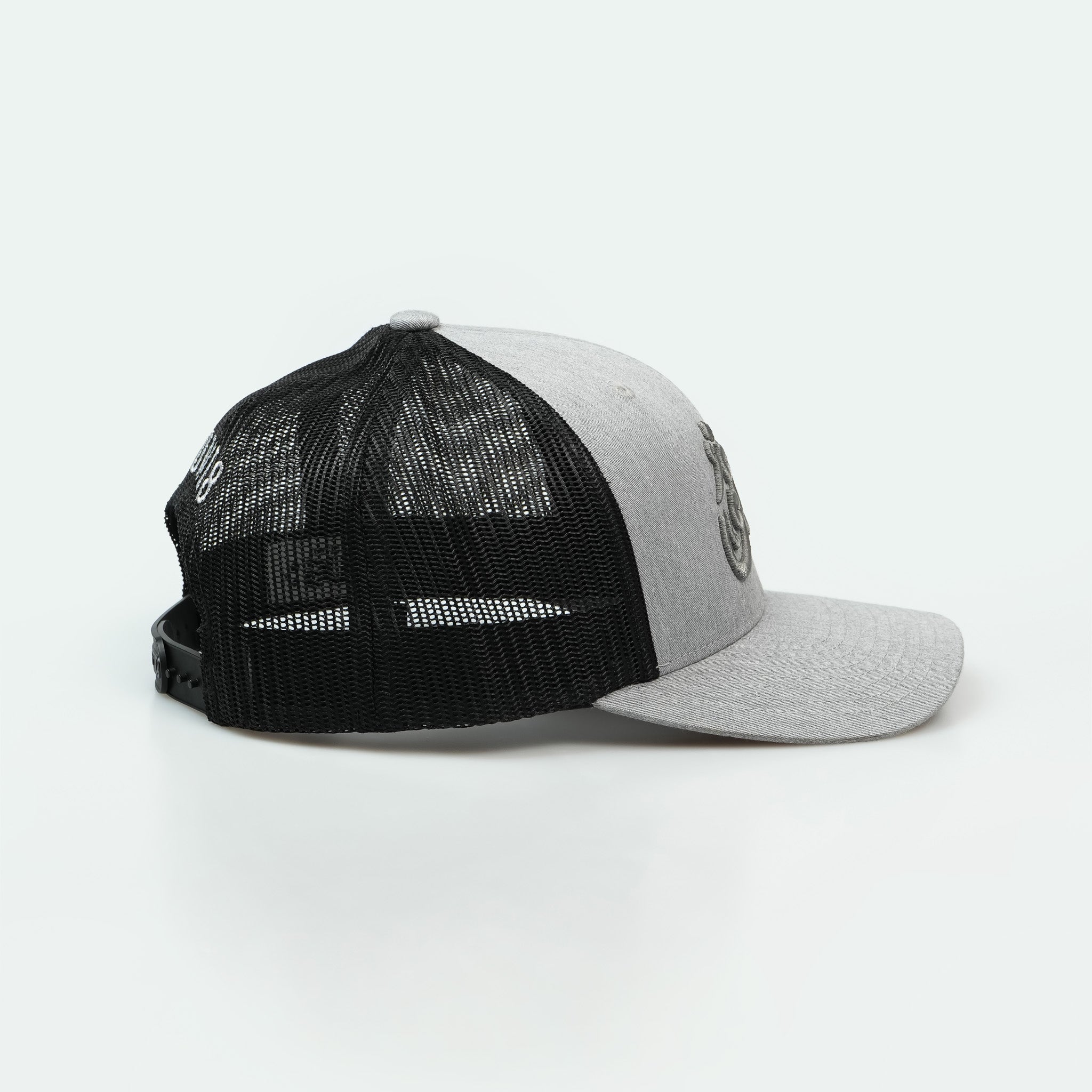 كفو Kafoo One8 Hat :  trucker cap with bold Arabic lettering, symbolizing Gulf pride and respect
