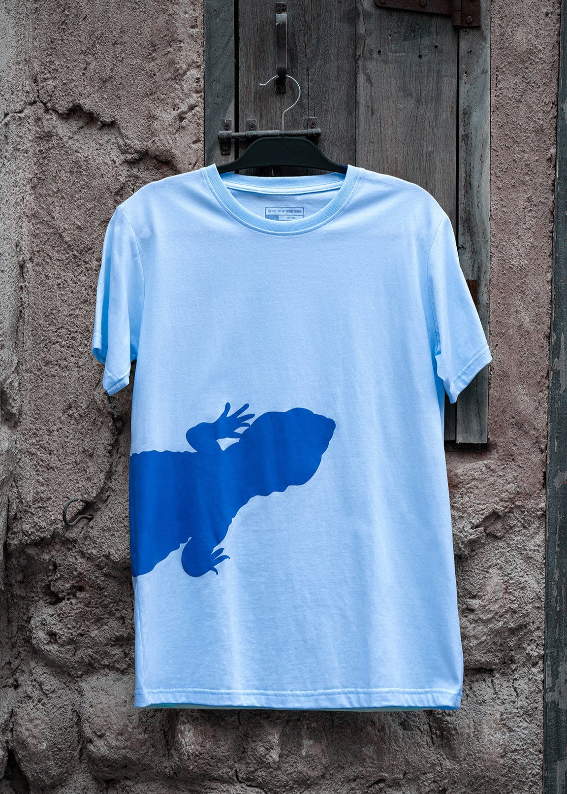 ضب Uromastyx Shirt – Blue T-shirt featuring a huge design of dhab lizard, celebrating wildlife One8