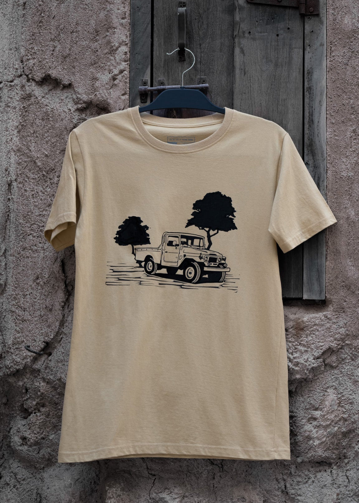 FJ45 Pickup T-Shirt – Beige T-shirt with a detailed شاص classic Landcruiser pickup design Tee One8